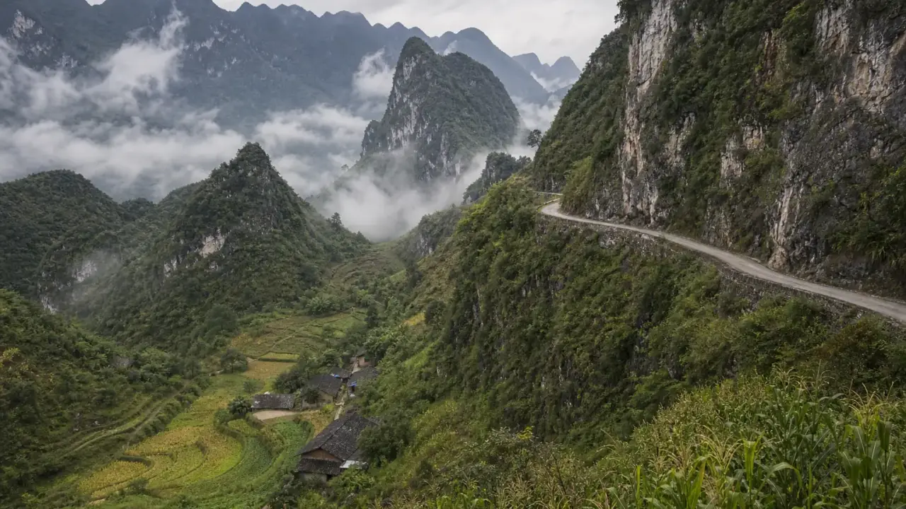 Ảnh minh hoạ cao nguyên đá và ruộng bậc thang vùng núi phía bắc, cho bài chứng chỉ hành nghề xây dựng Tuyên Quang