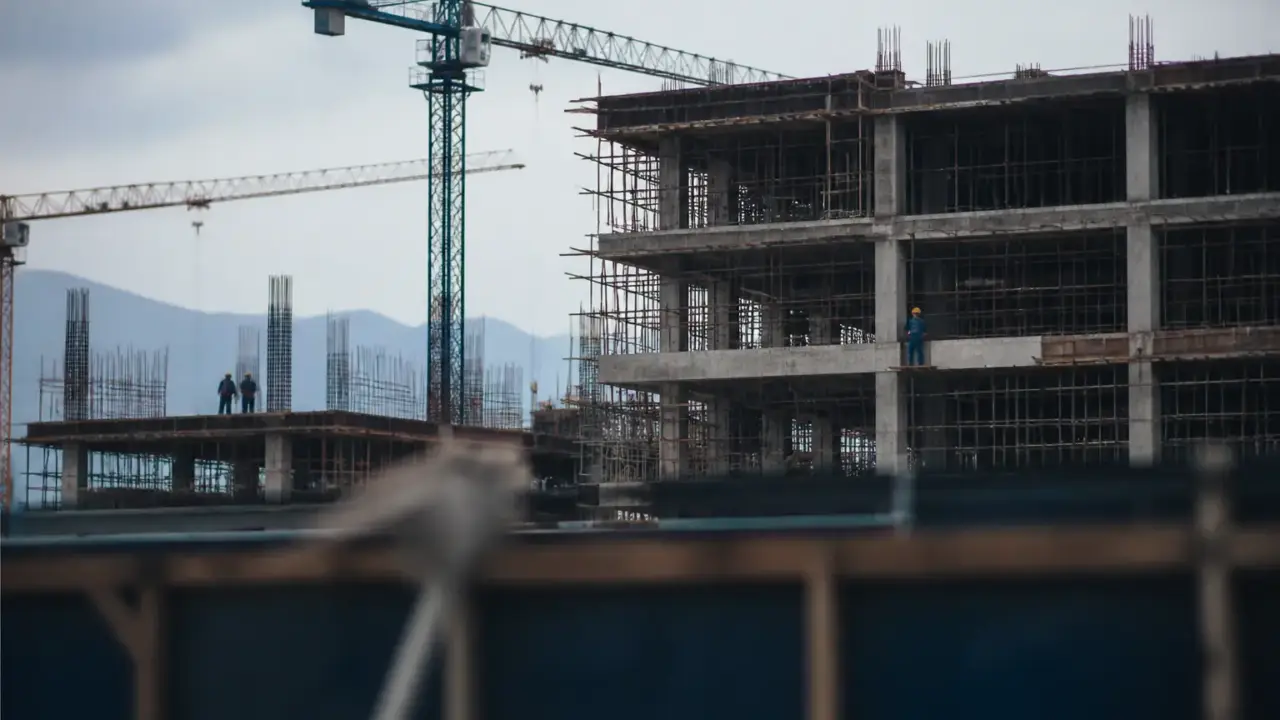 Công trường xây dựng với giàn giáo và khung bê tông đang thi công