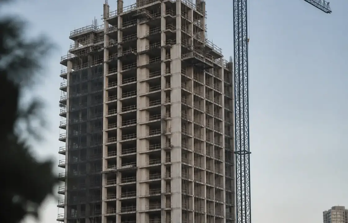 Toà chung cư đang thi công phần khung bê tông cùng cần cẩu tháp